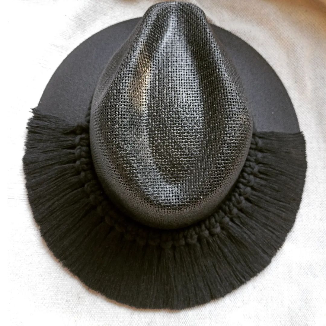 Sombrero negro - Aplicación en macramé de cordón de algodón negro.