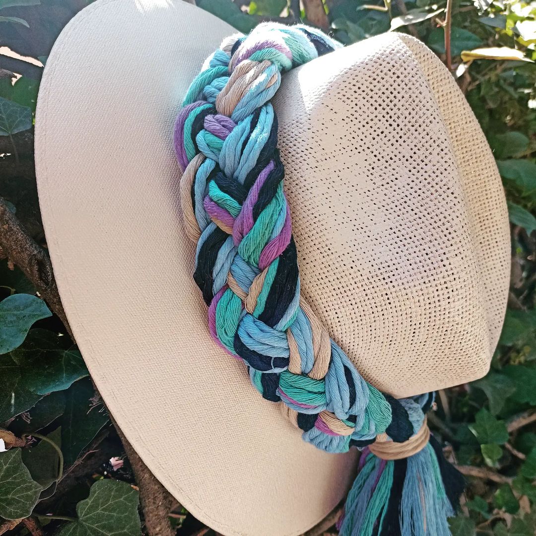 Sombrero de lona; con cordones de algodón de colores.