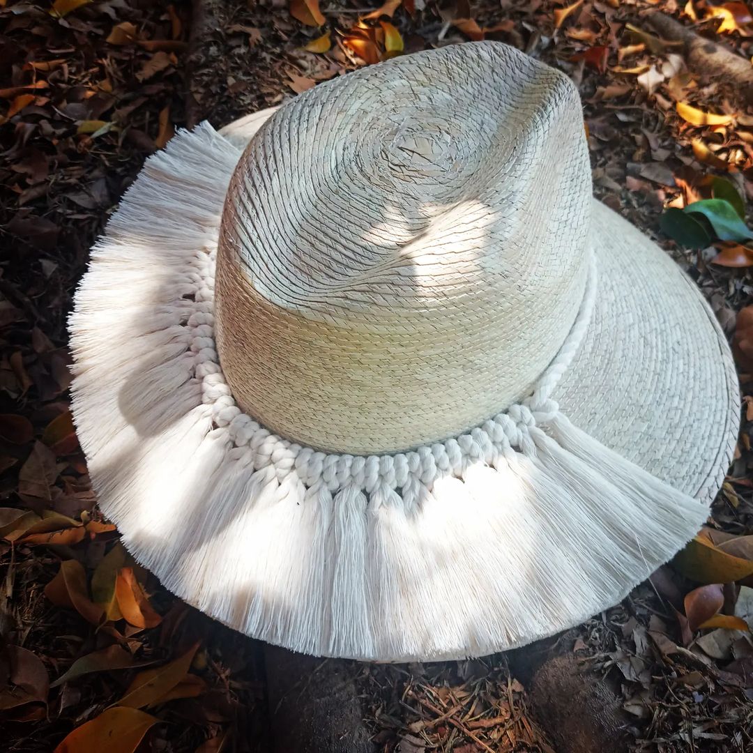 Sombrero de palma con aplicación tejida en macramé; cordón de algodón crudo.