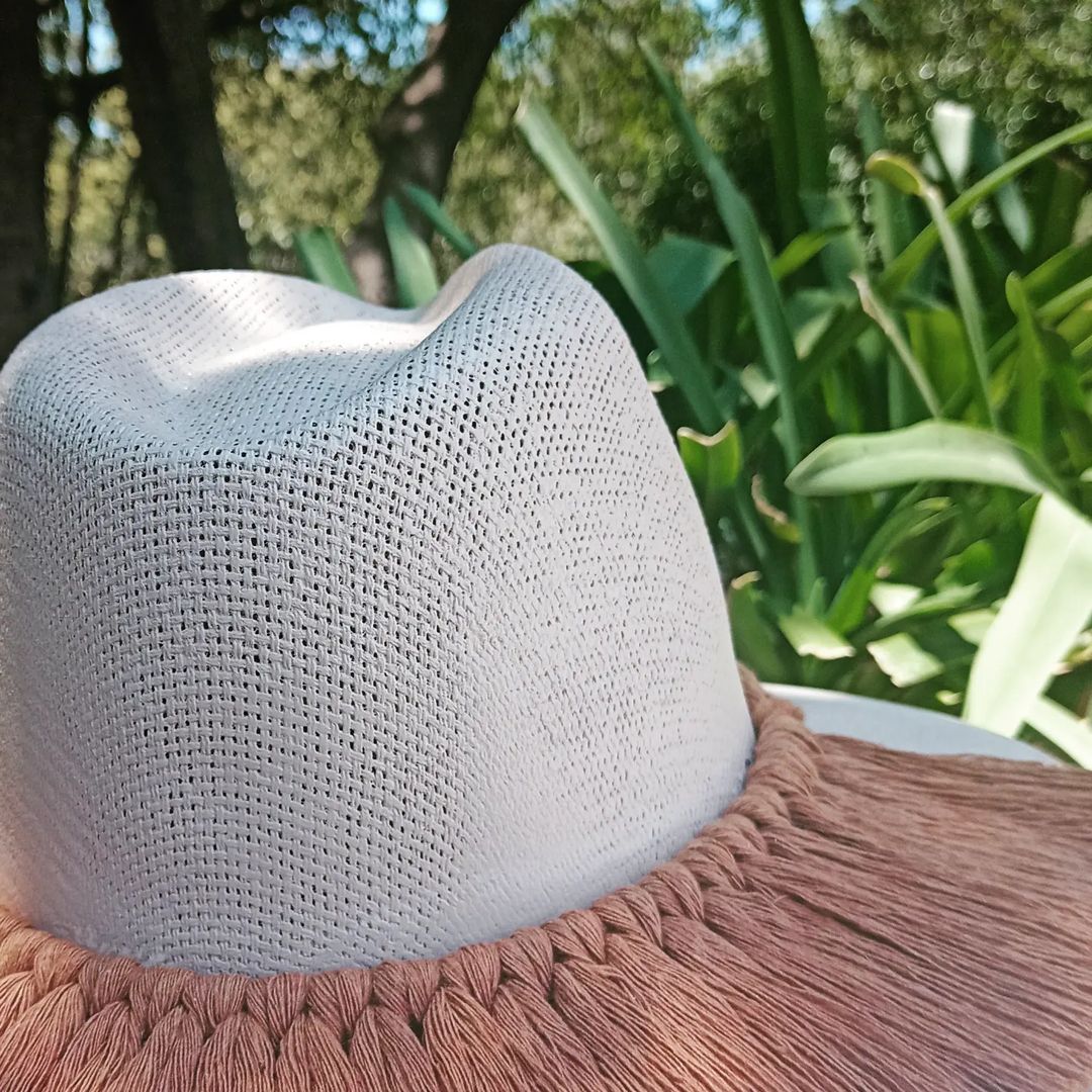 Sombrero de lona con aplicación de macramé color moka; cordón de algodón.