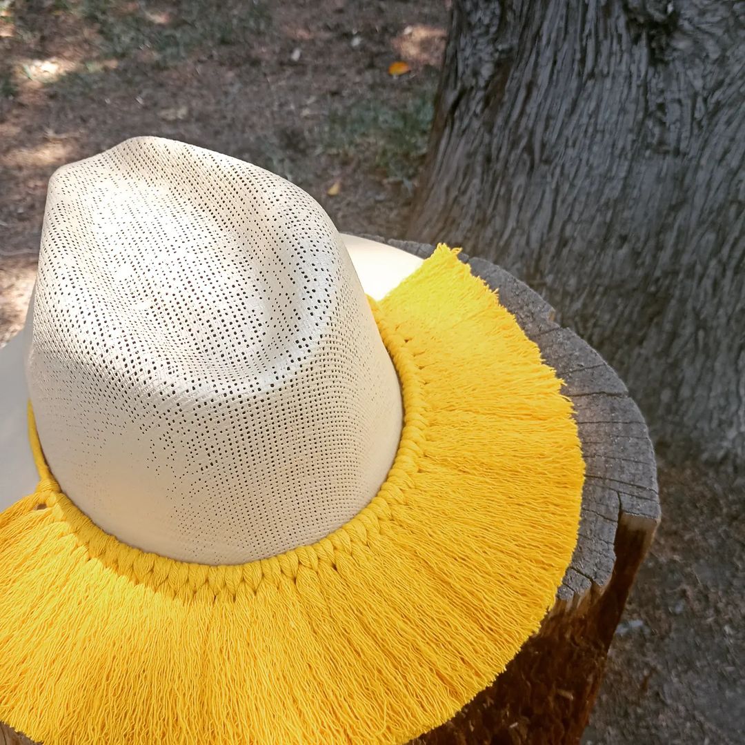 Sombrero tejido en macramé; cordón amarillo.