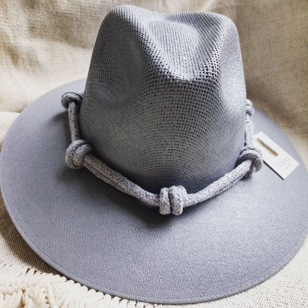 Sombrero de lona gris; aplicación de cordón gris.