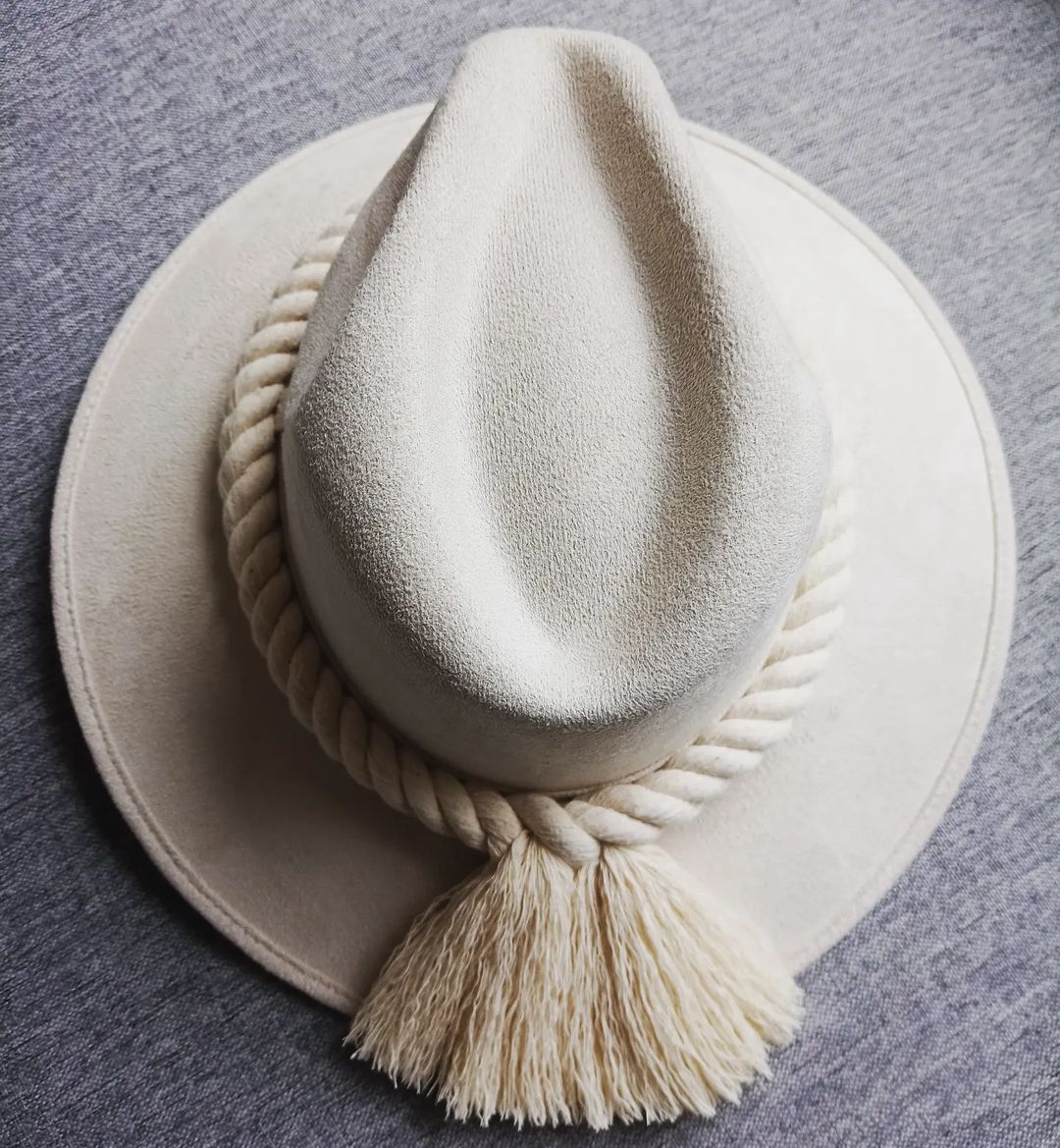 Sombrero de gamuza color arena cordón de algodón crudo.