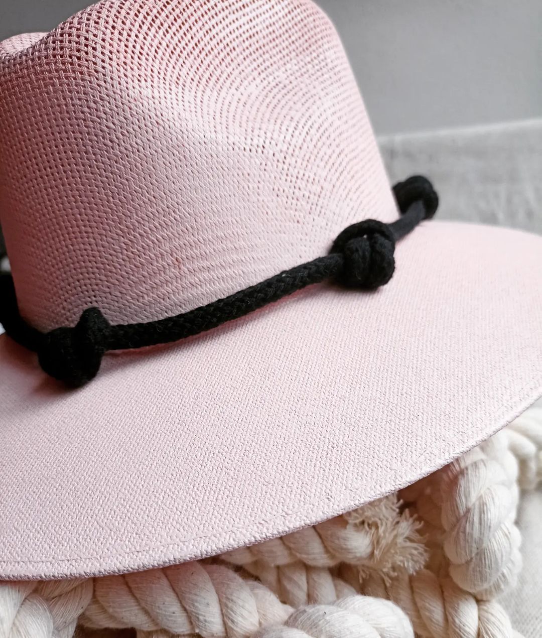 Sombrero de lona color palo de rosa cordón de algodón negro.