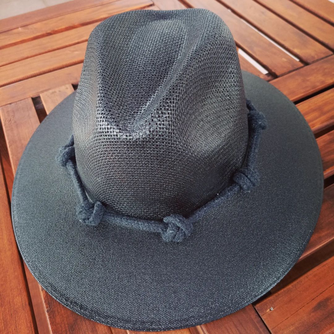 Sombrero negro con aplicación en macramé; cordón de algodón negro