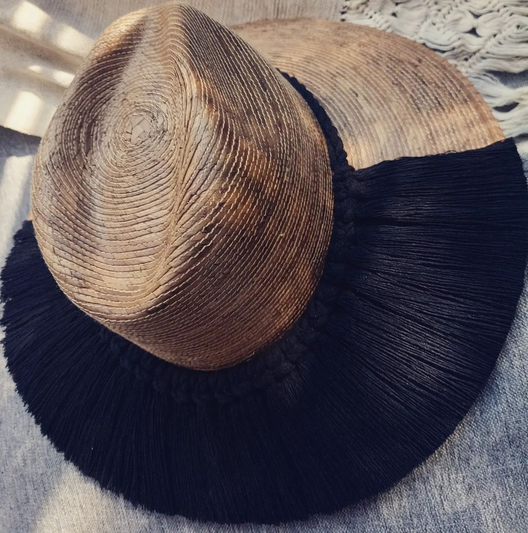 Sombrero de paja quemada tejido en cordón de algodón negro.