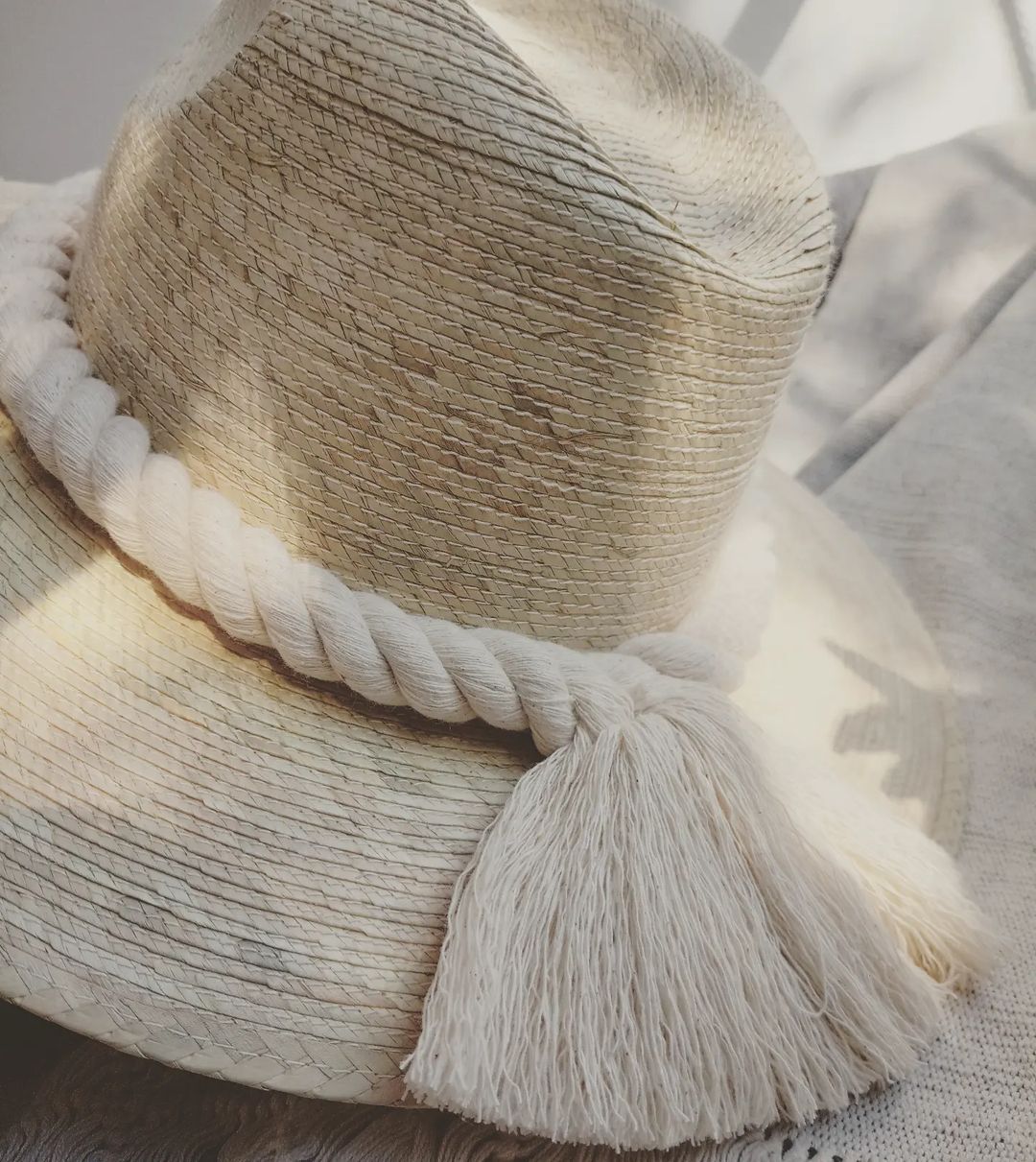 Sombrero de palma natural cordón en crudo.