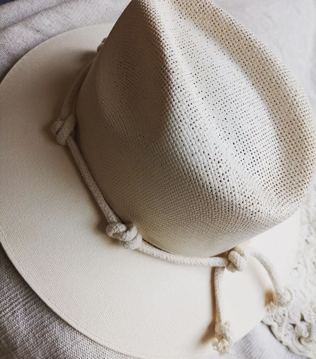 Sombrero de lona beige cordón de algodón crudo.