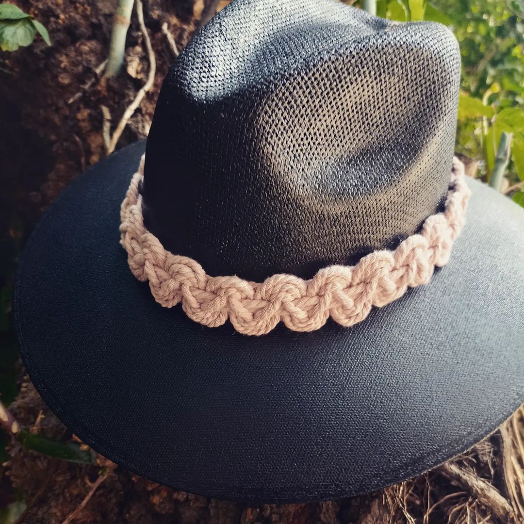 Sombrero de lona negro tejido en macramé con cordón de algodón palo de rosa.