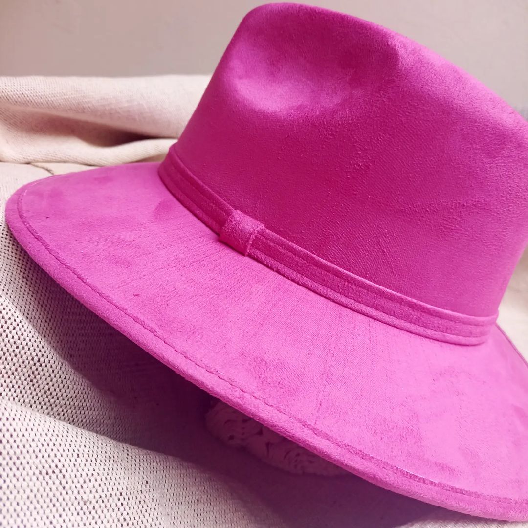 Sombrero indy de gamuza color fiucsia.