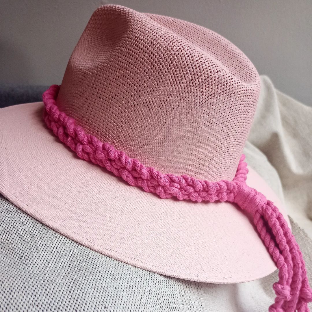 Sombrero indy de lona color rosa baby. Macramé con cordón de algodón color rosa fiucsia.