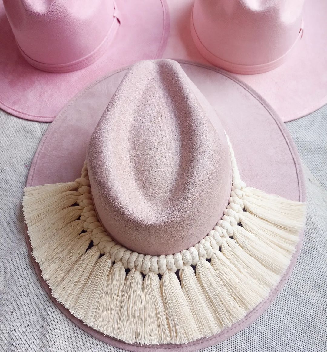 Sombrero de gamuza ala plana color rosa nude macramé con cordón de algodón crudo.
