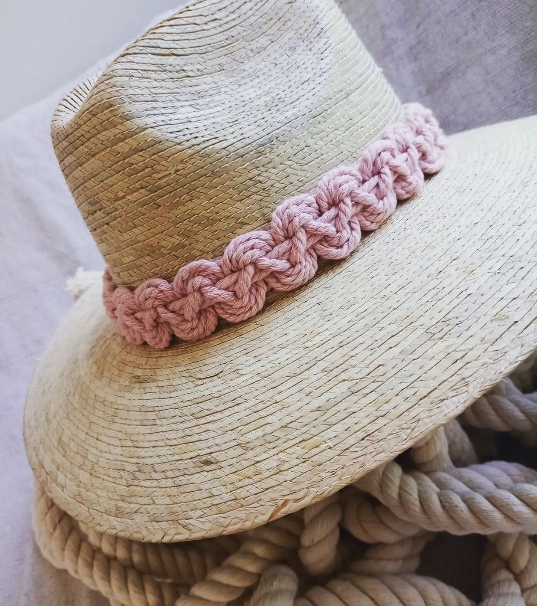 Sombrero de palma natural tipo indy  macramé en cordón de algodón palo de rosa.