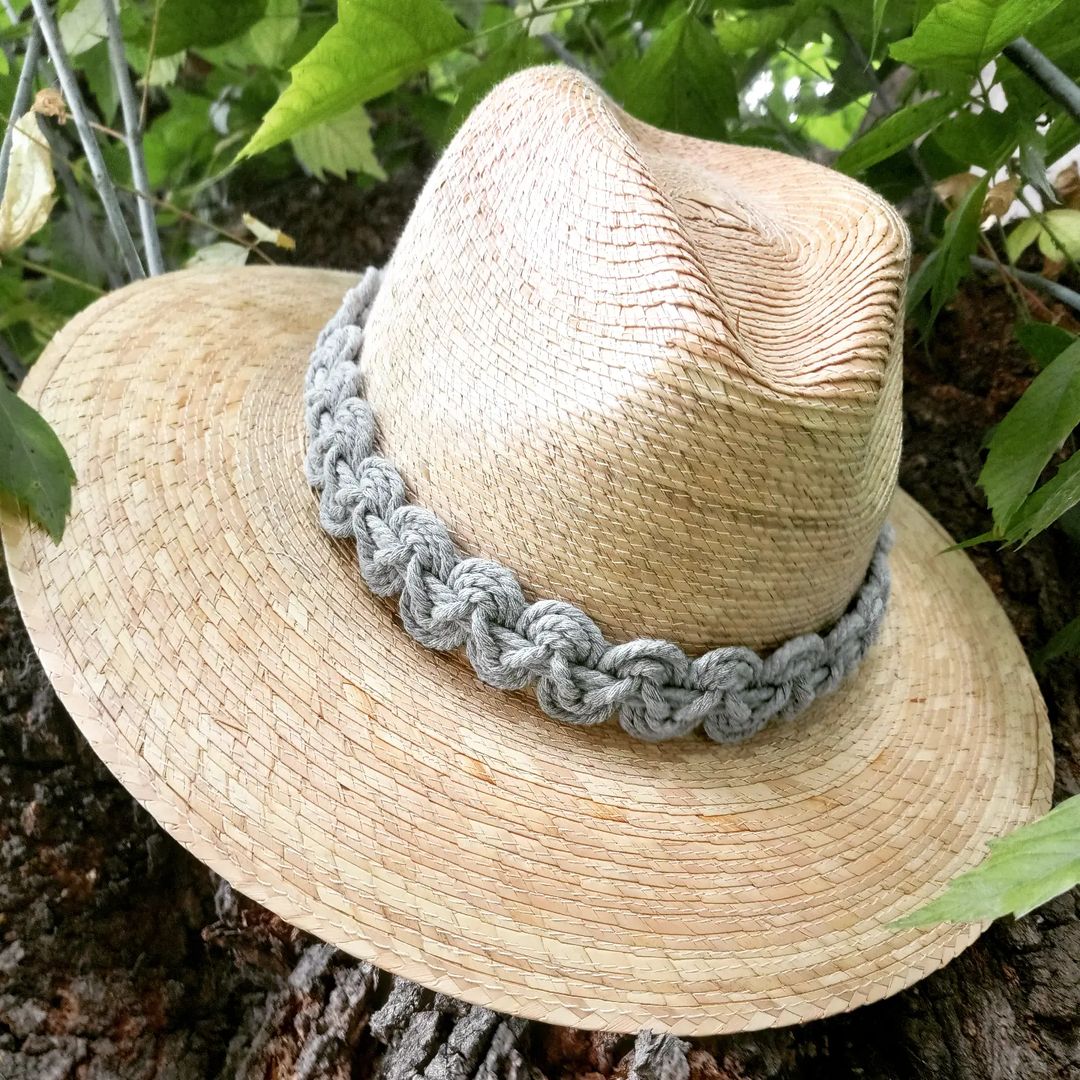 Sombrero con aplicación en macramé; cordón de algodón gris.
