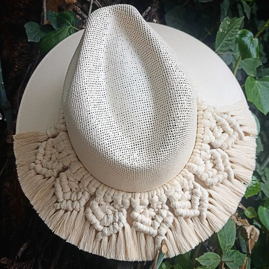 Sombrero de lona color crema  tejido en macramé color crudo.
