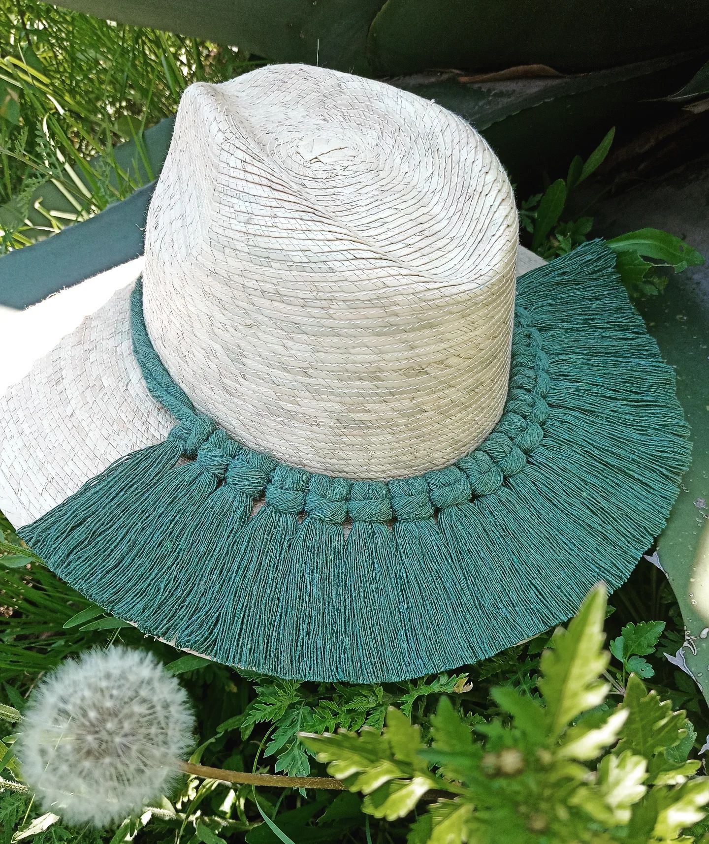 Sombrero de palma tipo indy aplicación en macramé color verde.