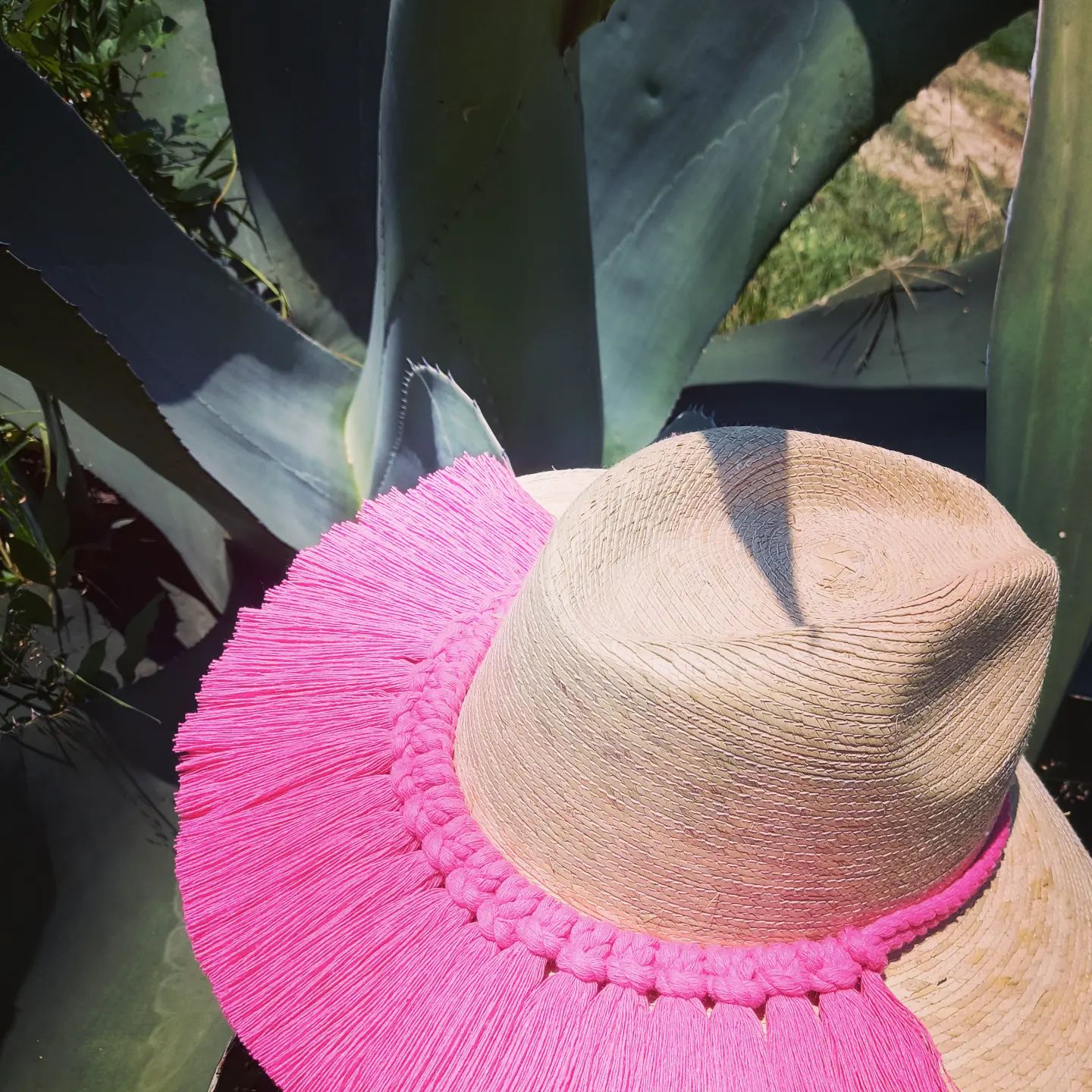 Sombrero de palma tipo indy macramé en color rosa mexicano.