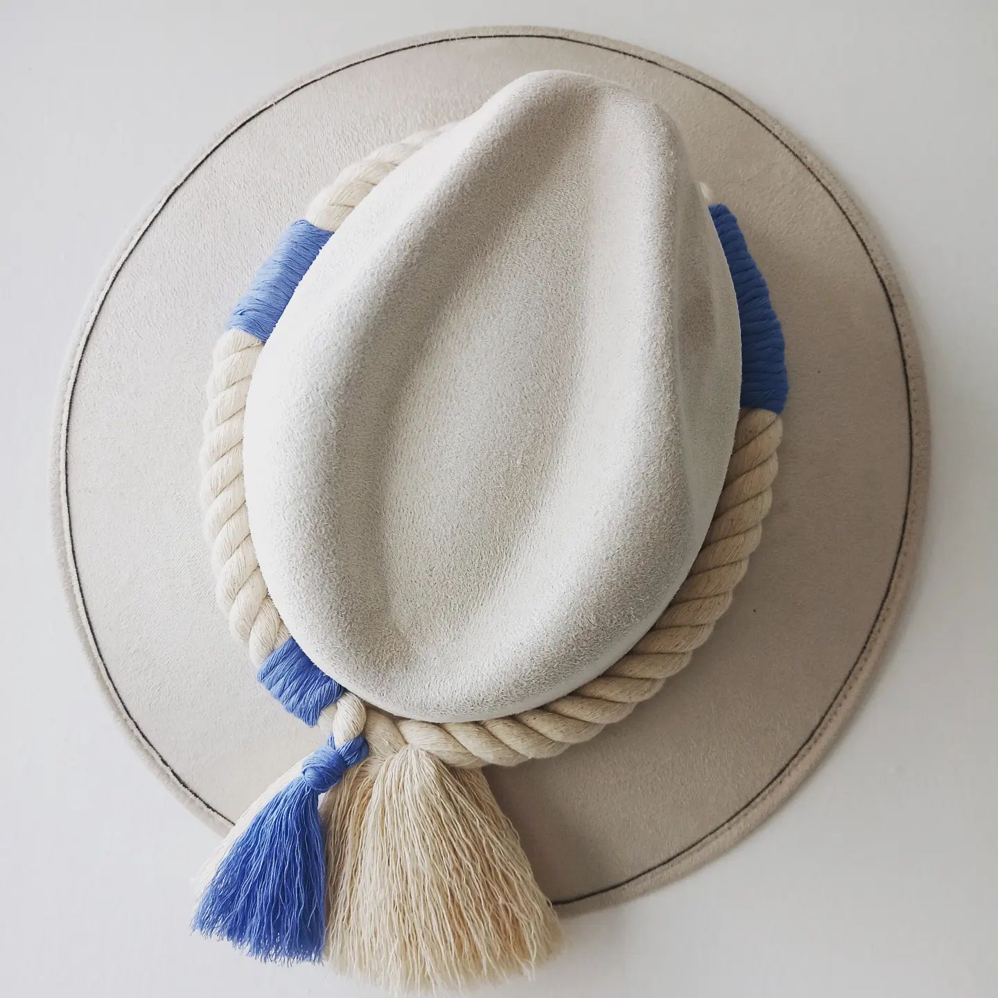 Sombrero de gamuza color ostión cordón de algodón color crudo con aplicación azul.