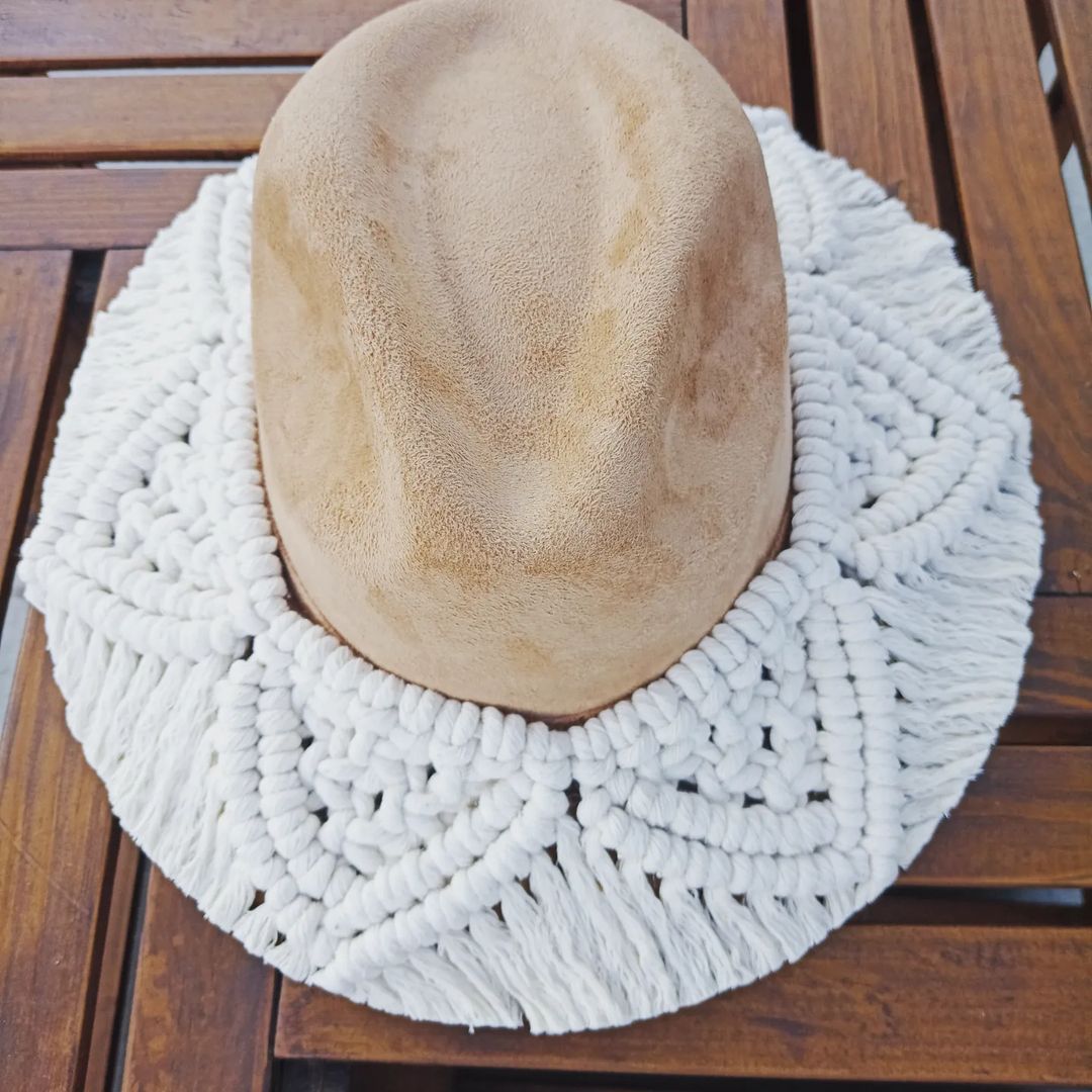Sombrero de Gamuza; técnica de macramé en cordón de algodón color crudo