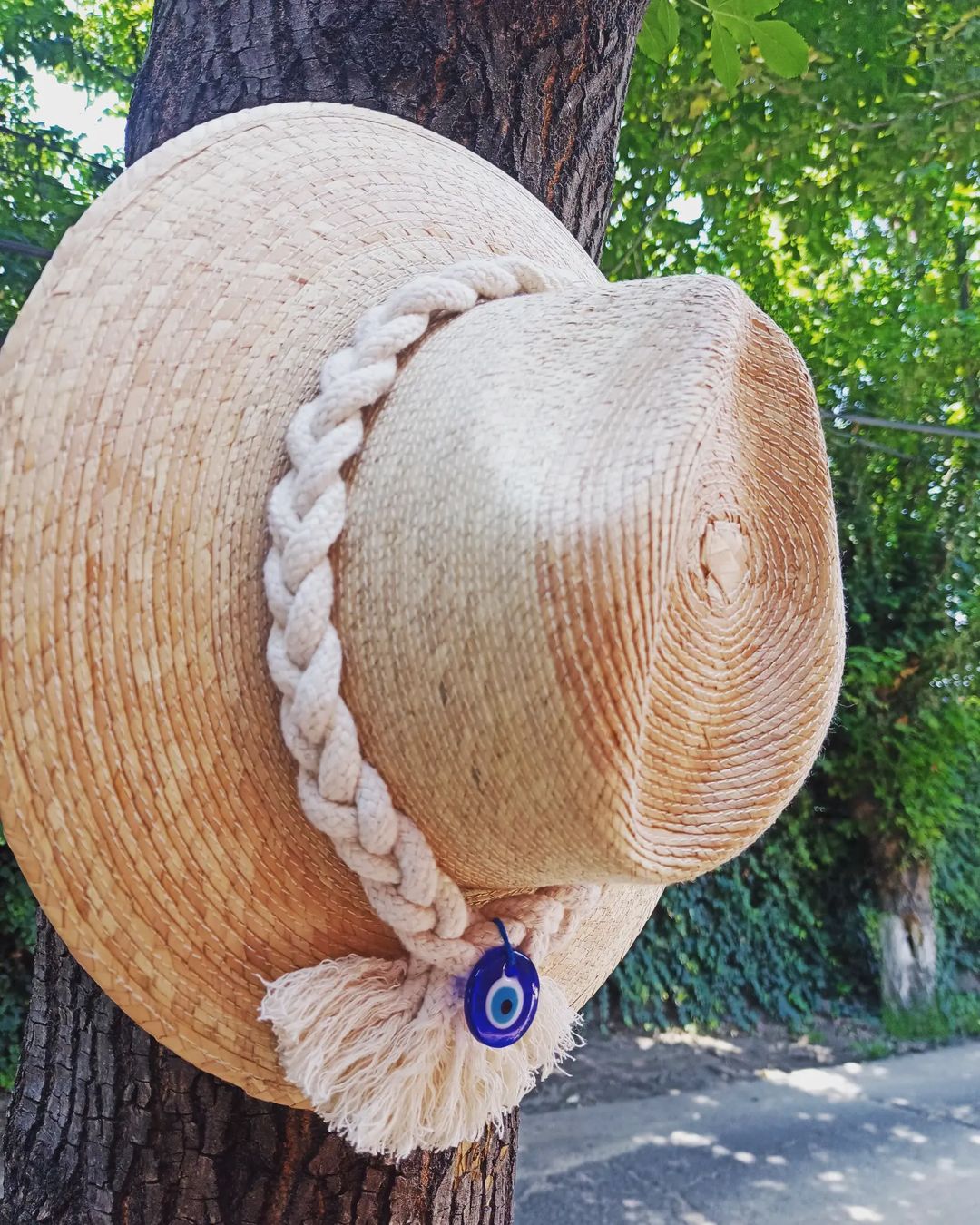 Sombrero con técnica de macramé; cordón de algodón crudo, ojo turco de cristal.