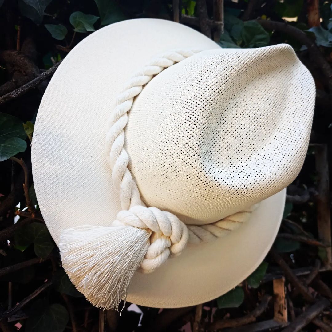 Sombrero blanco; técnica macramé con cordón de algodón crudo.