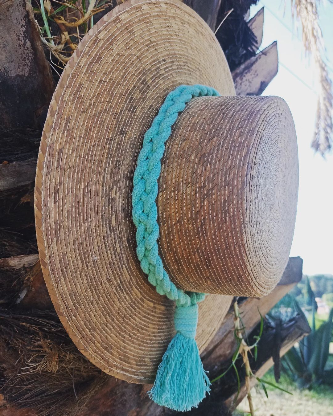 Sombrero de palma ala plana; aplicación con técnica de macramé en cordón de algodón turquesa.