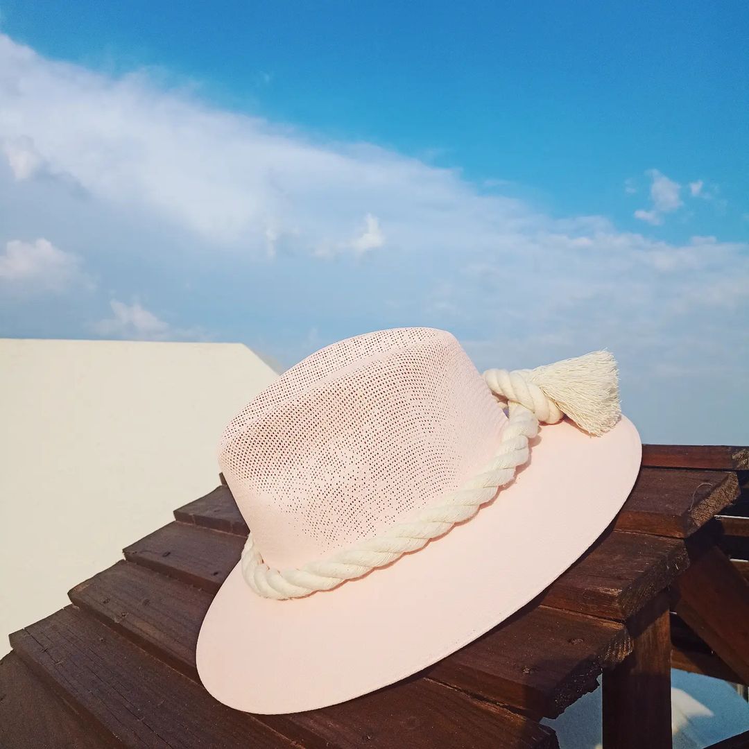 Sombrero de lona color rosa nude; con cordón de algodón crudo.