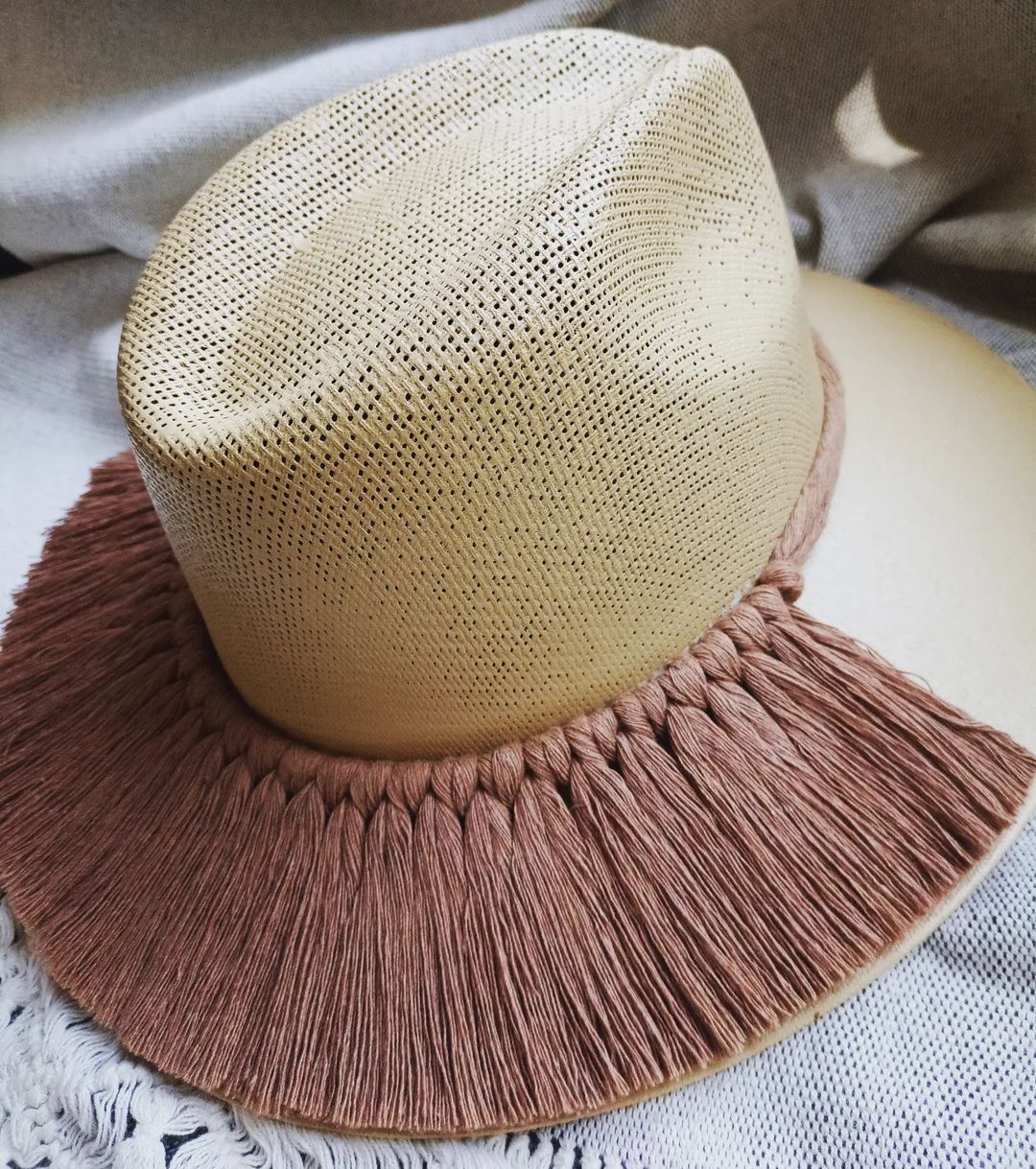 Sombrero de lona color mostaza; con tejido de Macramé en cordón de algodón café.